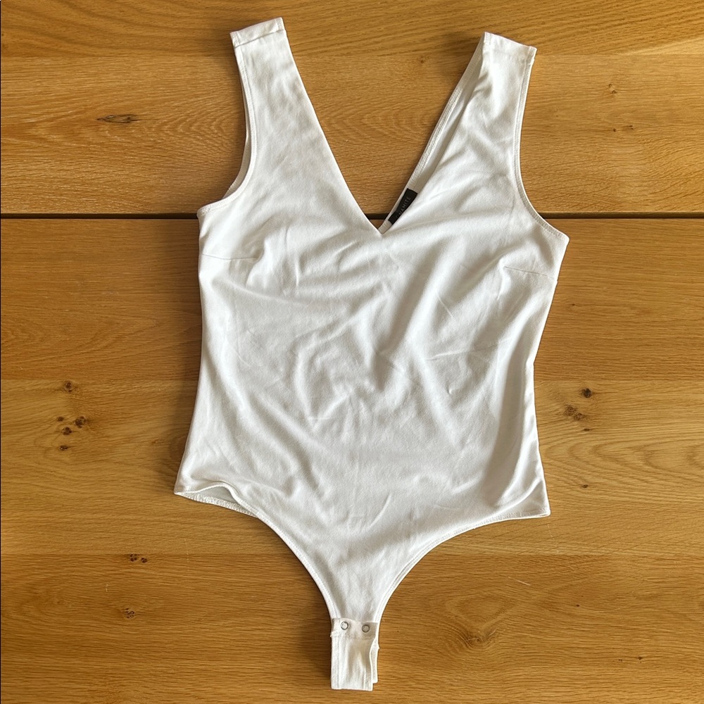 Dynamite Classic White V-Neck Top
